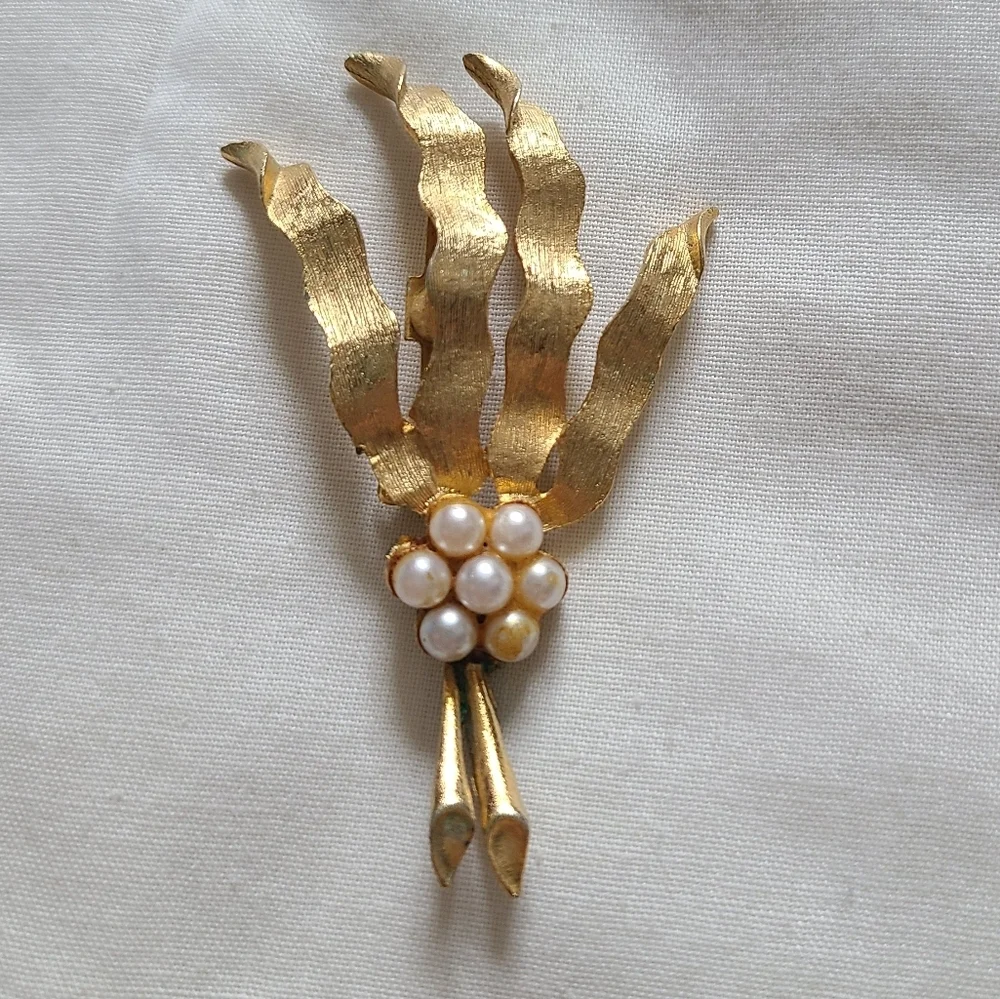 SALE! Vintage Mid Century Gold Tone Leaf and Faux Pearl Brooch